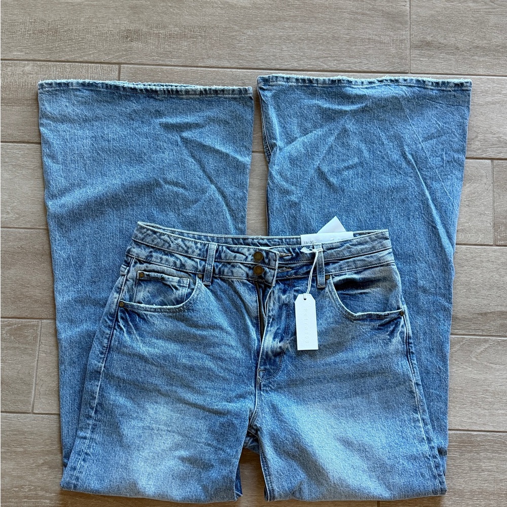 Flattering, light-wash wide leg pants, NWT, NO distressing